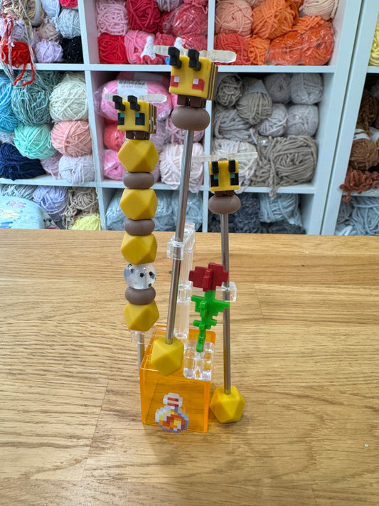 Minecraft Block Bee stand w/ 3.5 Clover & Amistix Minis